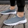 Мужская обувь 2025 года, новые летние дышащие сетчатые туфли, легкие повседневные туфли без застежек, удобная обувь для ходьбы и бега