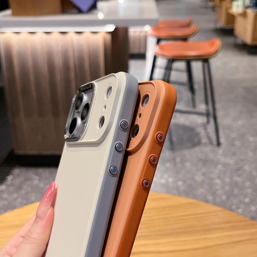 Чехол для Apple iPhone 17 Pro Max: Текстура, как у кожи, Металлические кнопки объектива, Матовая отделка, Защита от падений.