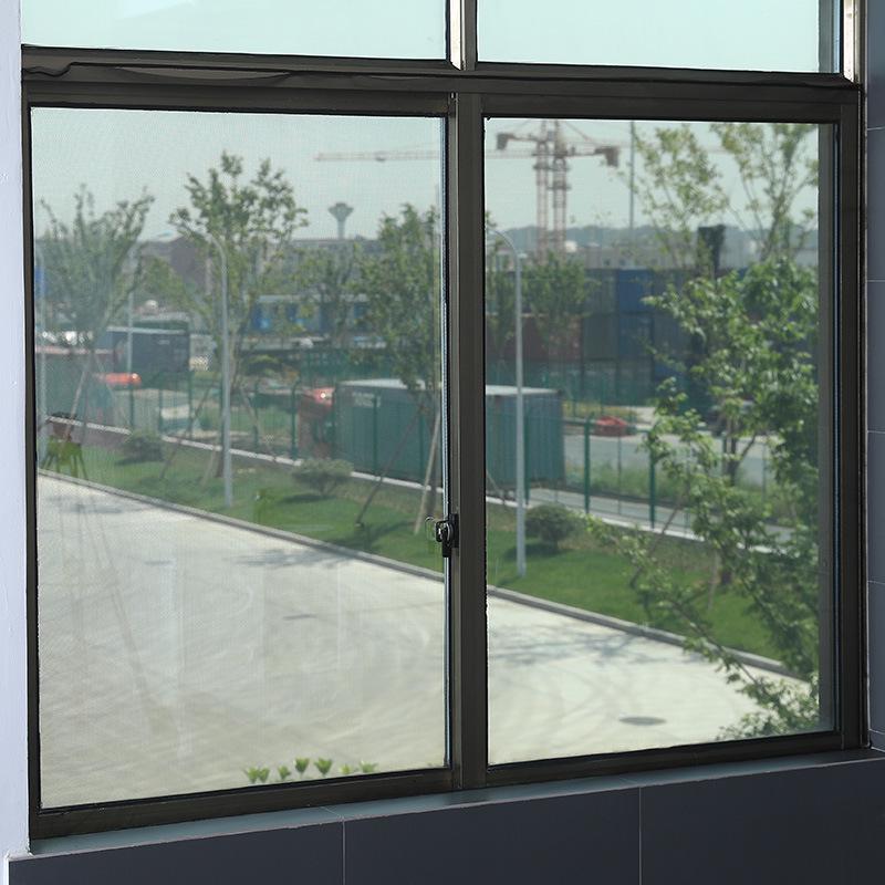 Съемная сетка на окно, вырезаемая по размеру своими руками, с самоклеящейся липучкой – защита от комаров и сдержанный дизайн