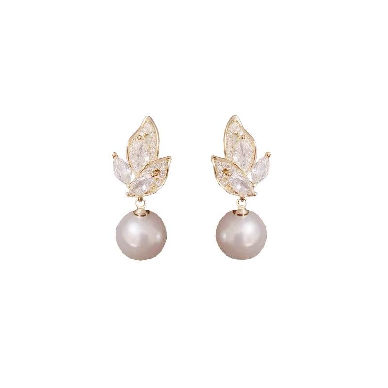 Micro-inlaid zircon leaf pearl ear clips without ear piercings, high-end sense, exquisite fashion earrings, niche design earrings.