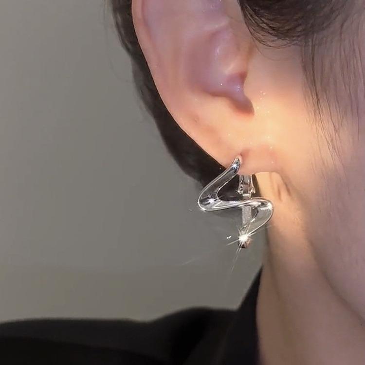 Серебряная Игла Нишевый Дизайн Продвинутые Волнообразные Металлические Серьги Серьги Холодный Стиль Простая Личность Универсальные Серьги