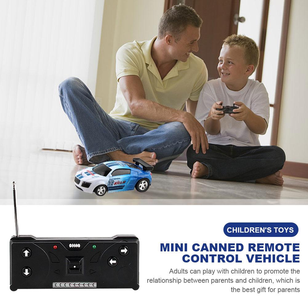 Мини-банки колы Радиоуправляемая машина на батарейках Пластиковый автомобиль для гонок с дистанционным управлением с дорожными блоками Микро гоночная машина Рождественский подарок