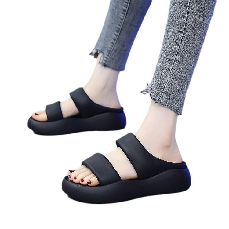 Крутые тапочки женская летняя одежда 2024 новые пляжные сандалии на толстой подошве модные женские с мягкой подошвой односложные туфли для беременных женщин