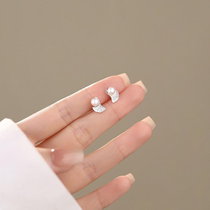 Серьги-гвоздики Beixi из стерлингового серебра с листом гинкго и пресноводной жемчужиной для женщин - Французский ретро-дизайн.