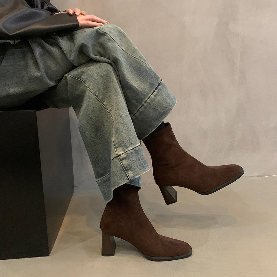 Женские короткие сапоги на высоком каблуке 2025 новая осень и зима французские ретро замшевые толстокаблучные тонкие сапоги в иностранном стиле корейские маленькие ботильоны