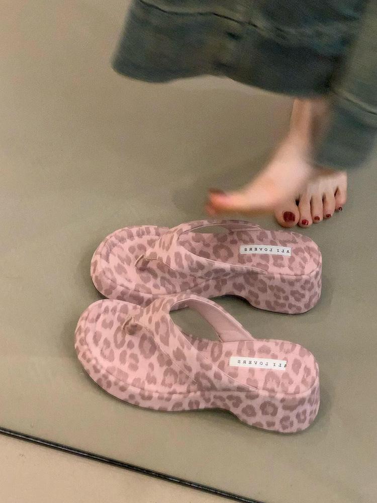 Мягкая кожаная версия! Нишевый дизайн розовые леопардовые шлепанцы для женщин, толстая подошва с увеличением высоты, пляжные сандалии для весны и лета для женщин