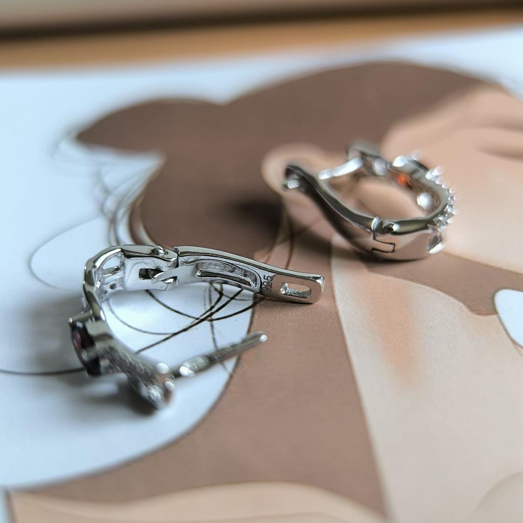 Серебряные серьги с натуральным гранатом 0.913ct, фианитами (2191438)