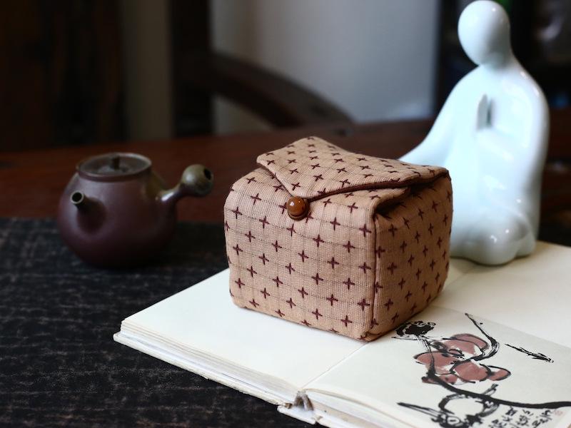 Набор керамических чашек Гайвань и чайник из исинской глины с китайской и японской парчой 34 цветов в хлопковом мешочке