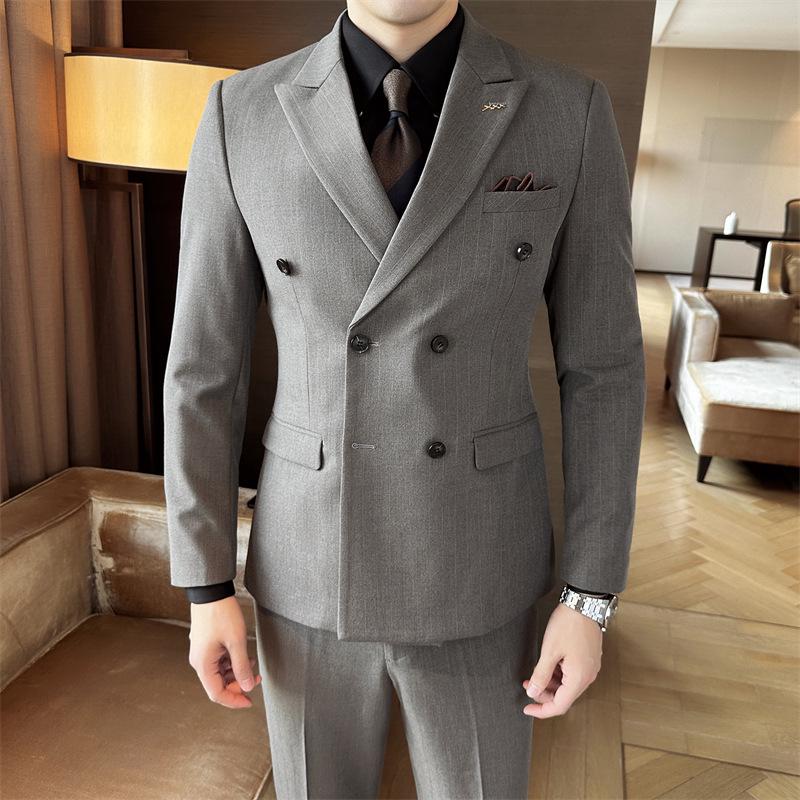 Мужской полосатый двубортный приталенный костюм в стиле business casual