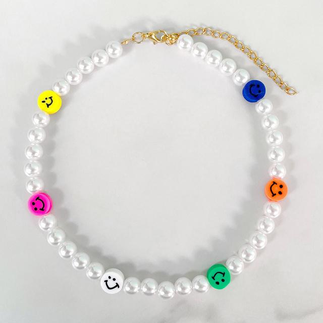 Популярная личность Простое улыбающееся лицо Жемчужное ожерелье Модная девушка улыбающееся лицо Ожерелье