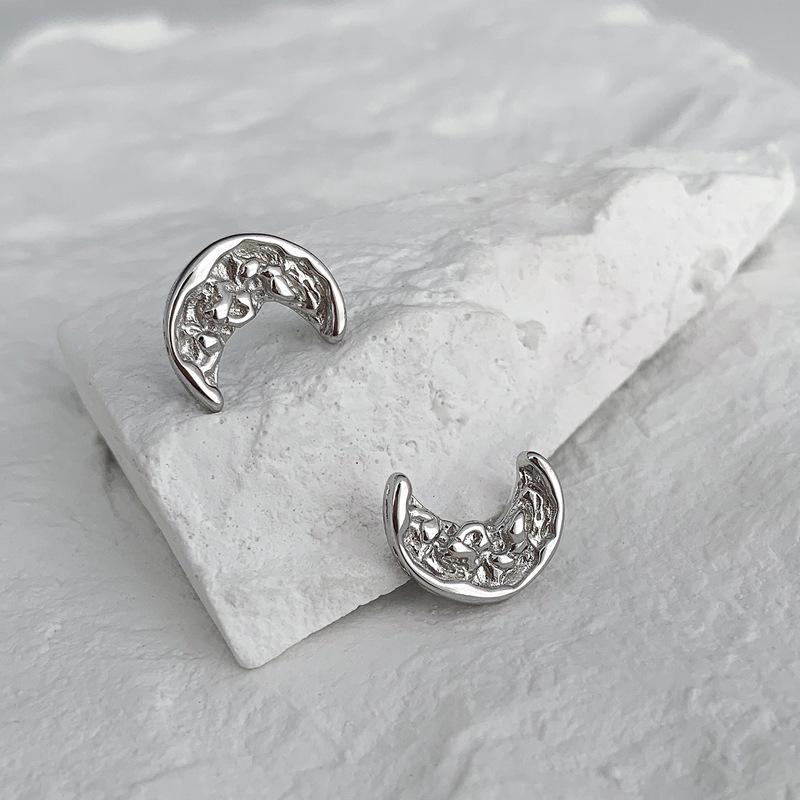 Серьги-гвоздики с плиссировкой Moon Lava Simple Design, маленькие, милые, нерегулярные, вогнутые и выпуклые, в форме полумесяца