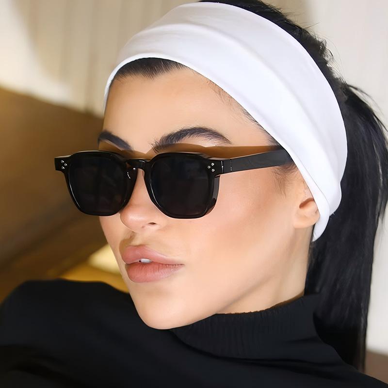 Новые ретро квадратные солнцезащитные очки для женщин и мужчин, модный роскошный дизайн, заклепки, солнцезащитные очки, трендовые оттенки, UV400, очки