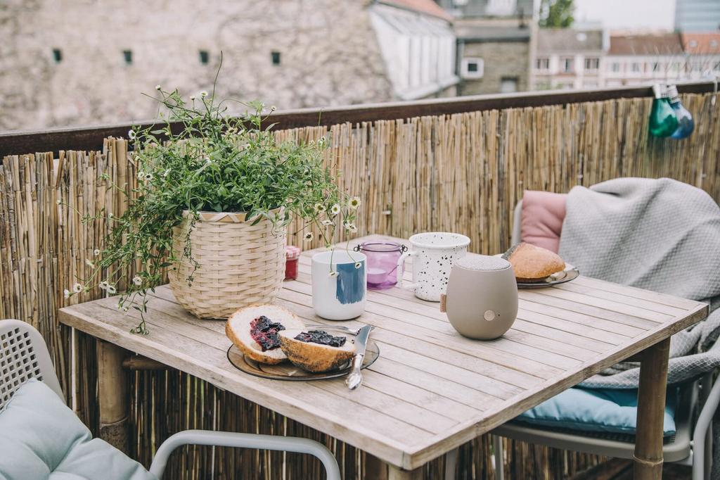 Беспроводной портативный динамик KREAFUNK aJAZZ Qi с защитой от воды уровня IPX5 TWS Возможность подключения 2 устройств одновременно Зарядка SDG IVORY SAND