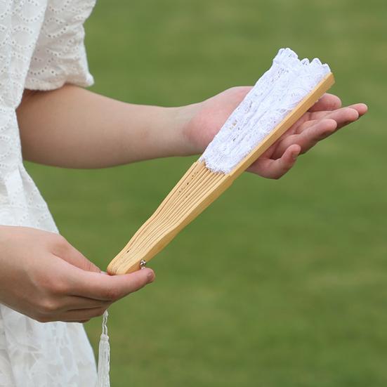 Складной веер в винтажном стиле с кружевной отделкой и подвеской с кисточкой Элегантный ручной веер из ткани и бамбука Полый веер для свадебной вечеринки Домашний декор