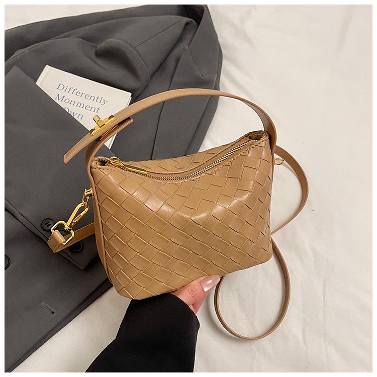 Модный дизайн женской сумки 2025 лето новая модная плетеная маленькая сумка европейская и американская личность сумка через плечо