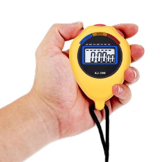 С большим цифровым дисплеем. Дата и время будильника. Без бесшумного спортивного таймера.