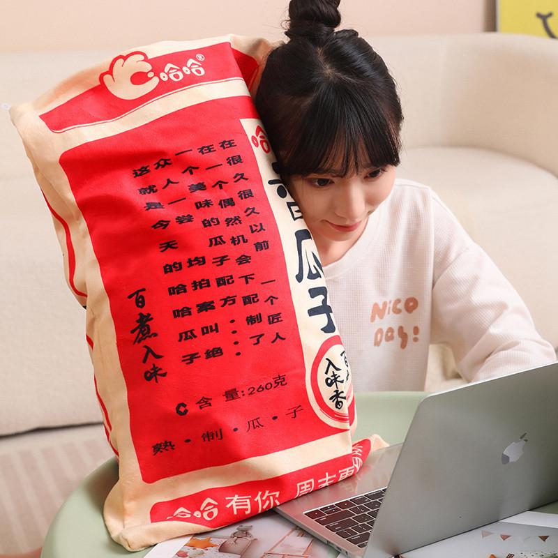 Веселая и очаровательная подушка-обнимашка в виде арбузного семечка для уютного отдыха на диване