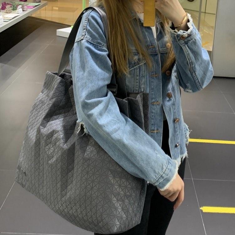 ISSEY MIYAKE KuroCart Nylon Fabric One Shoulder Handbag Large Unisex Light Gray BB22-AG761-12