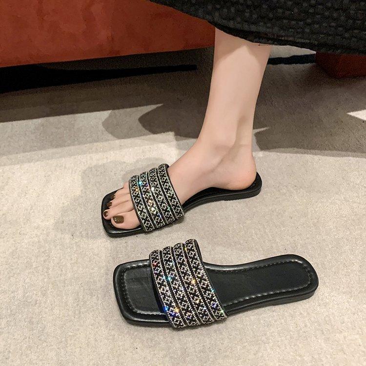 Модные шлепанцы на плоской подошве с открытым носком, новинка лета 2024 года, не утомляют ноги, пляжные шлепанцы со стразами, женская обувь
