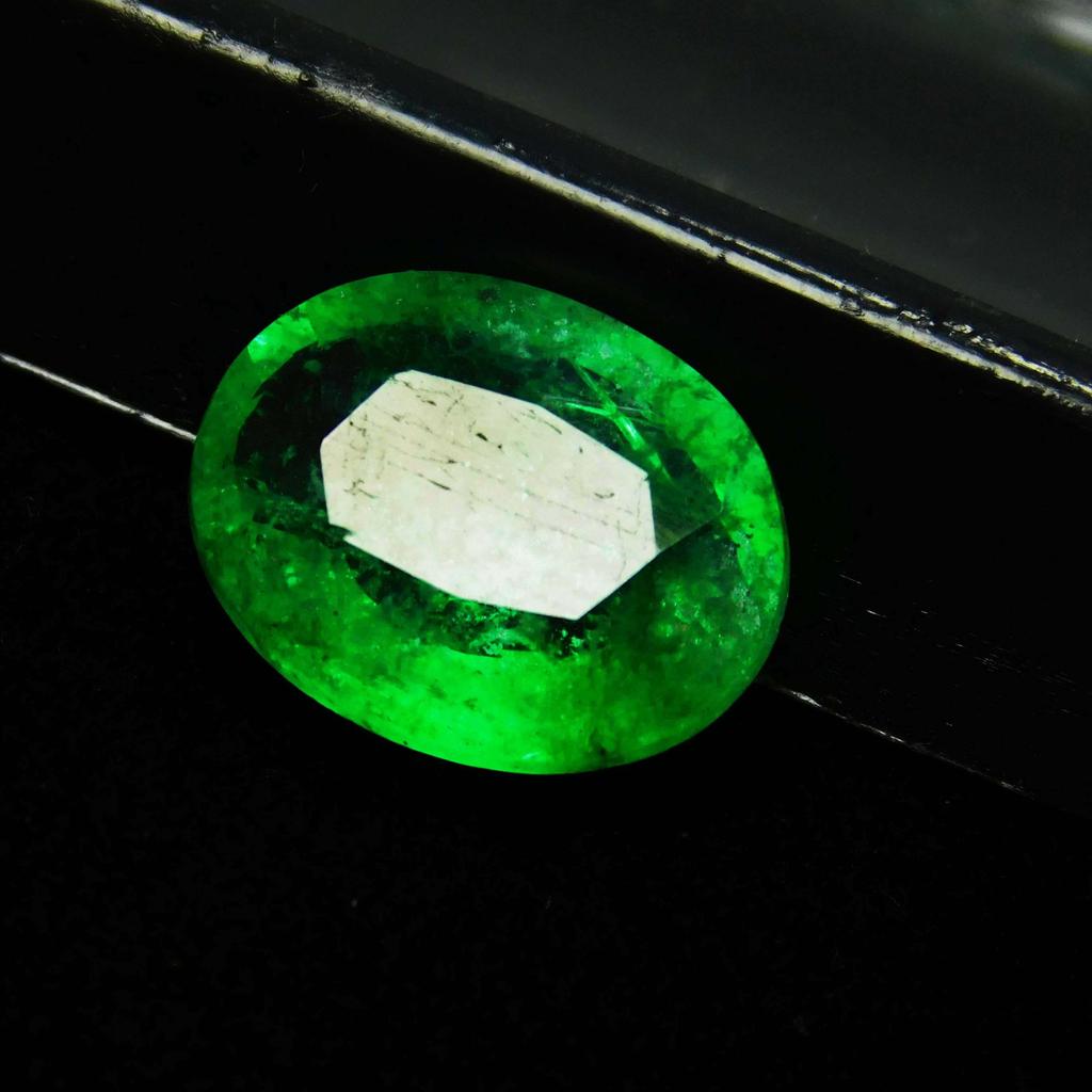 Natural Green Emerald Loose Gemstone 6 ct Oval Cut for Jewelry Making and Gem Collections
