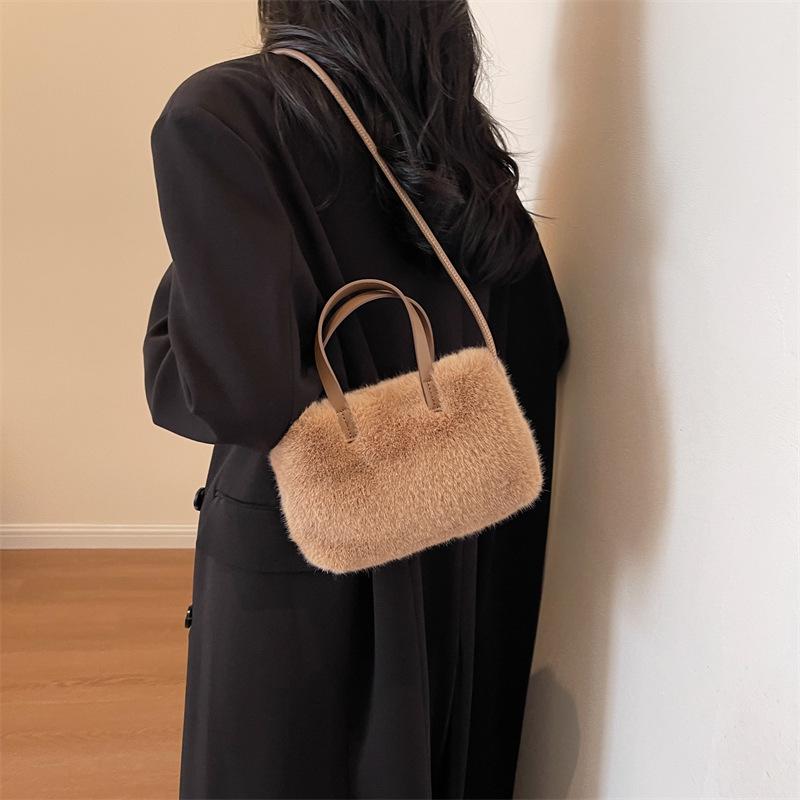 Зимняя европейская и корейская плюшевая сумка 2025 года: Стильная маленькая сумка через плечо