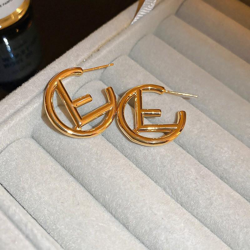 Циркониевые золотые серьги-каффы с буквой D: Женские серьги-пусеты класса люкс с универсальным нишевым дизайном.