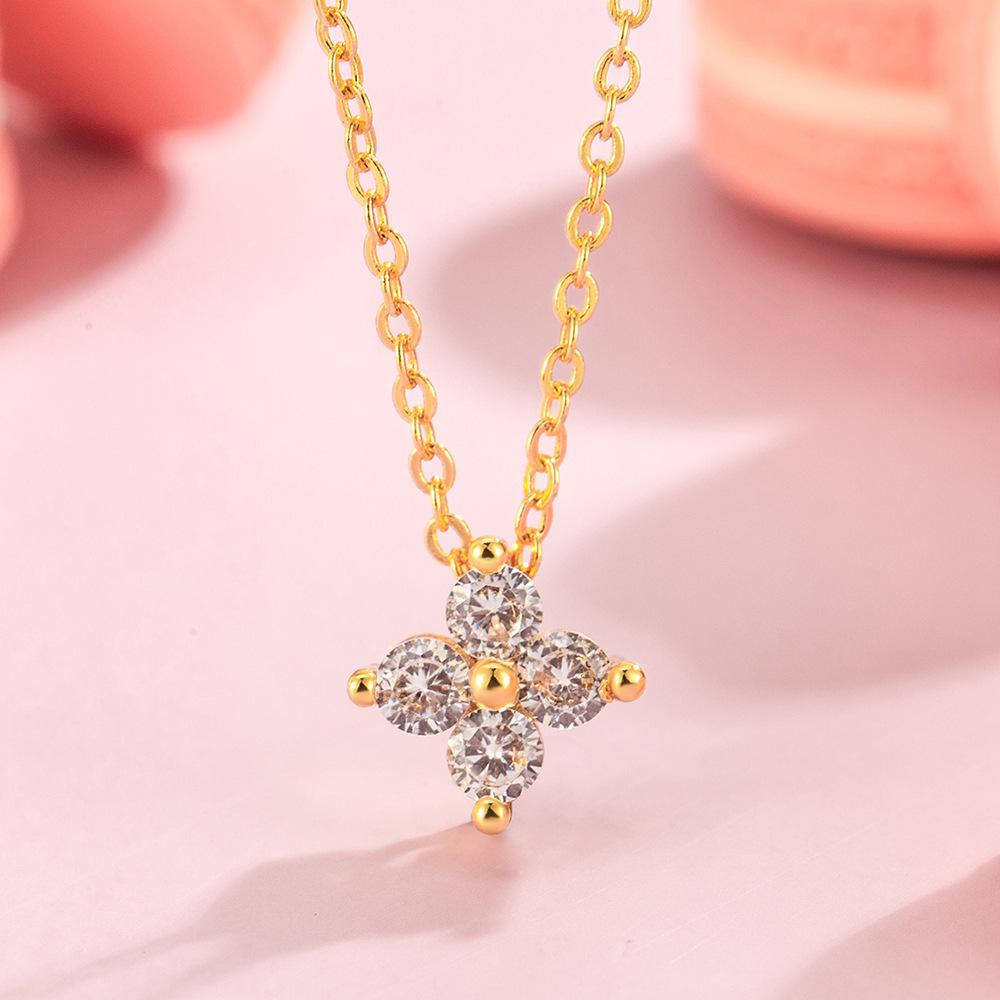 Мини Маленькое Ожерелье Клевер на Удачу Женское с Бриллиантами Простое Универсальное Милое Нежное Премиальное Ожерелье Цепочка для Ключиц