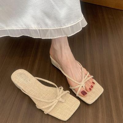 Нишевые леопардовые клинья с тонким ремешком, крутые шлепанцы, женская уличная обувь, новинка лета 2025 года, французские туфли на высоком каблуке, отпускные римские сандалии