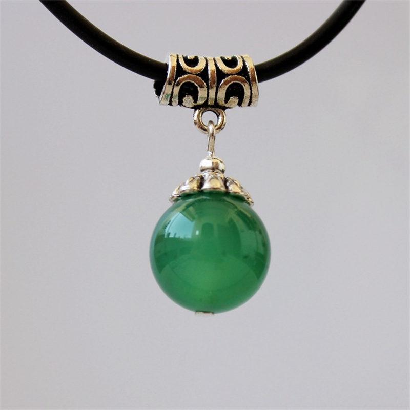 Женская бижутерия: подвеска в виде зелёной бусины на шнурке