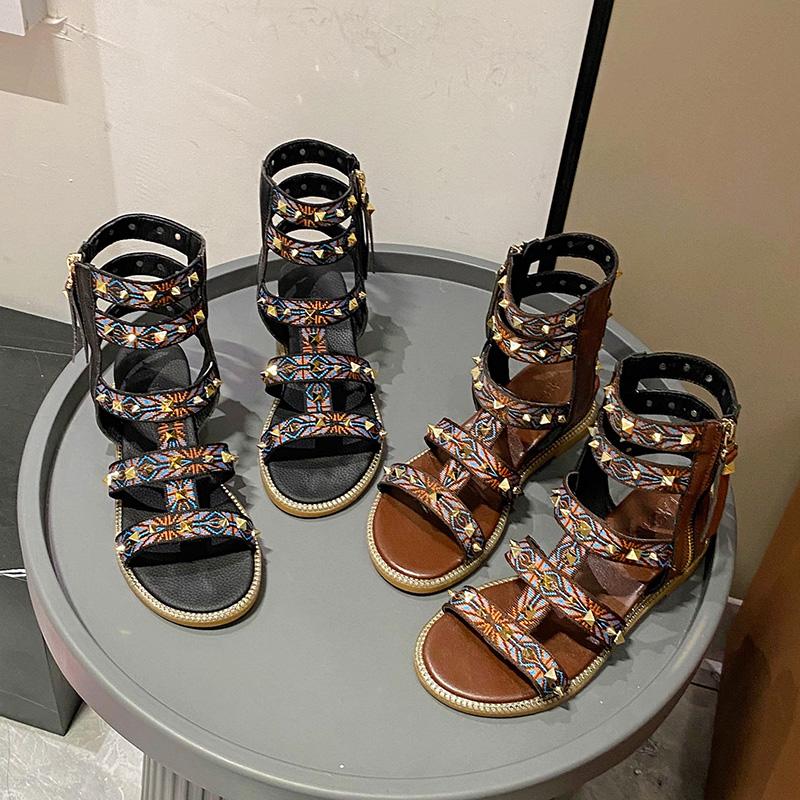 Модная летняя обувь для женщин 2024 года, новые римские сандалии с открытым носком и заклепками на плоской подошве, женские сандалии на открытом воздухе с тотемом и молнией, повседневные женские сандалии