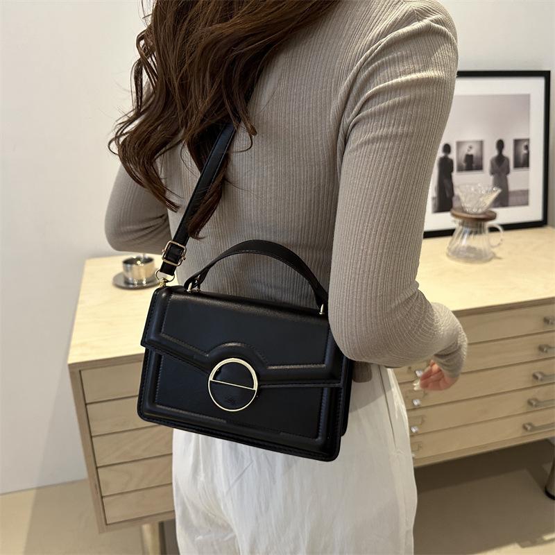 Новая корейская версия модной маленькой квадратной сумки 2024 года, модная летняя повседневная сумка через плечо для женщин, простая повседневная женская сумка