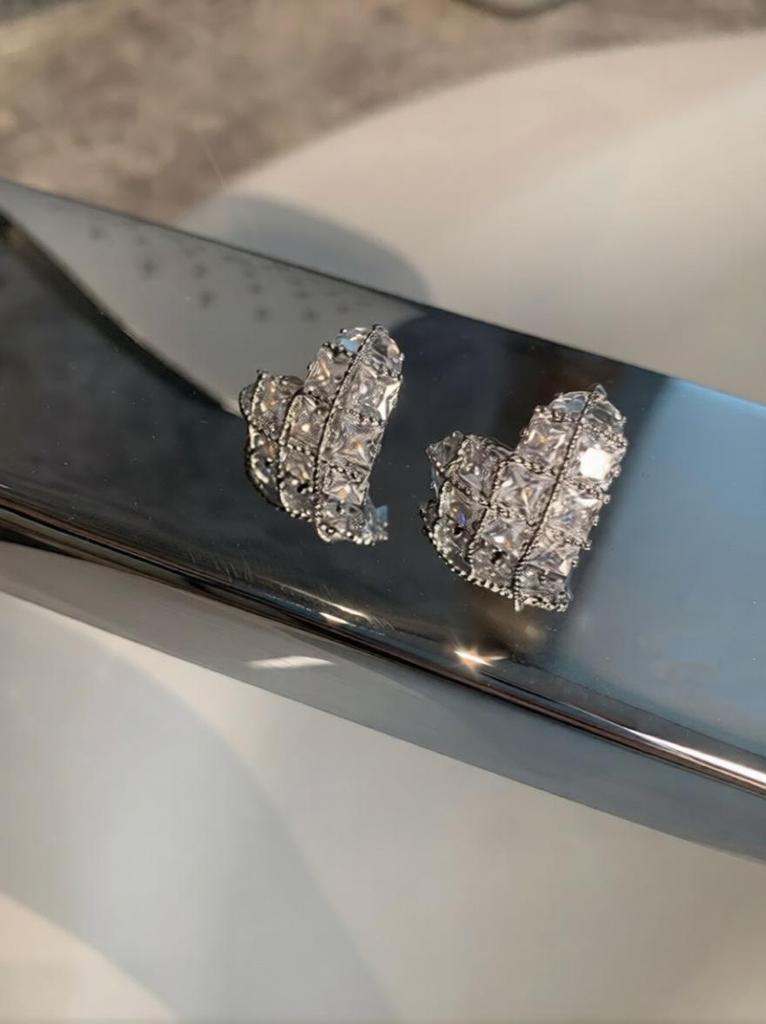 Серьги-гвоздики в корейском стиле с цирконами в форме сердца, покрытые 18-каратным золотом - Простой и роскошный универсальный дизайн