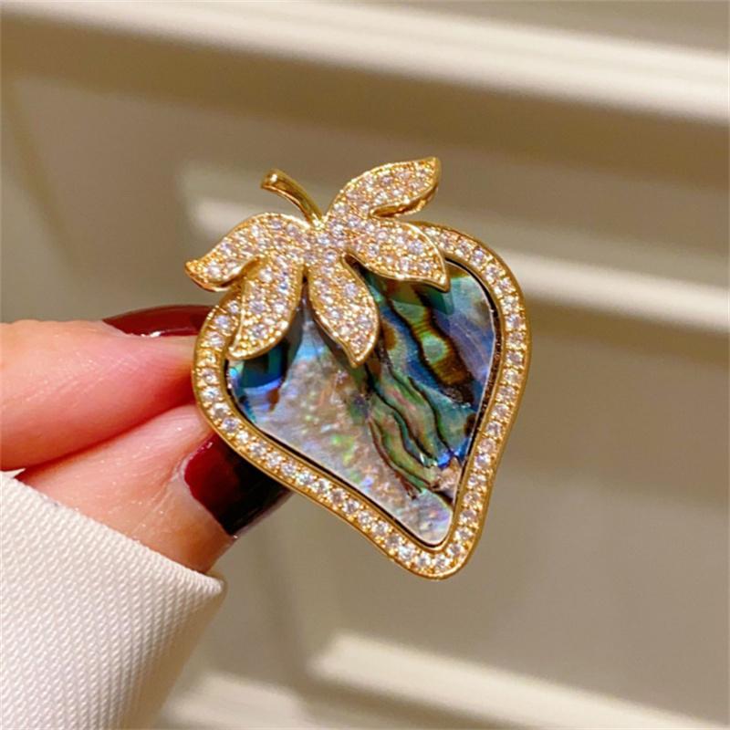 Легкая роскошная брошь в виде клубники для женщин и девочек, модная универсальная брошь в виде фруктов, элегантный блестящий корсаж, аксессуары для одежды, подарки