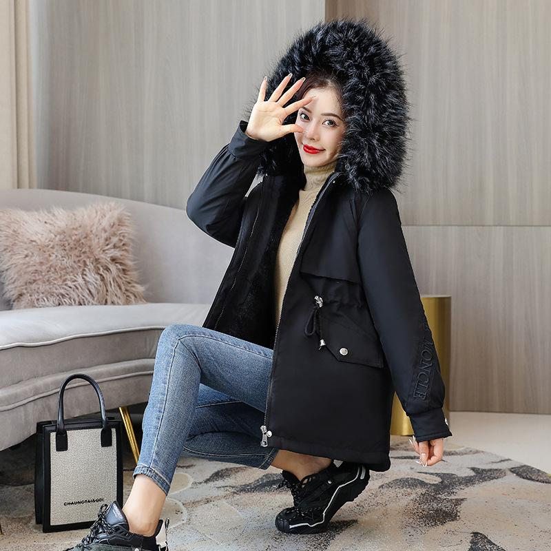 Пай Преодолевает Новую Корейскую Версию Свободной Стеганой Куртки на Хлопковой Подкладке с Большим Меховым Воротником Зимой и Короткое Стеганое Пальто Зимой.