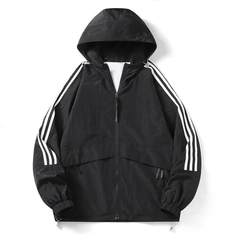 Весна и осень Новая мужская куртка Three Bars Защита от солнца Ветровка Пара Открытый ветрозащитный капюшон Спортивное пальто Мужчины