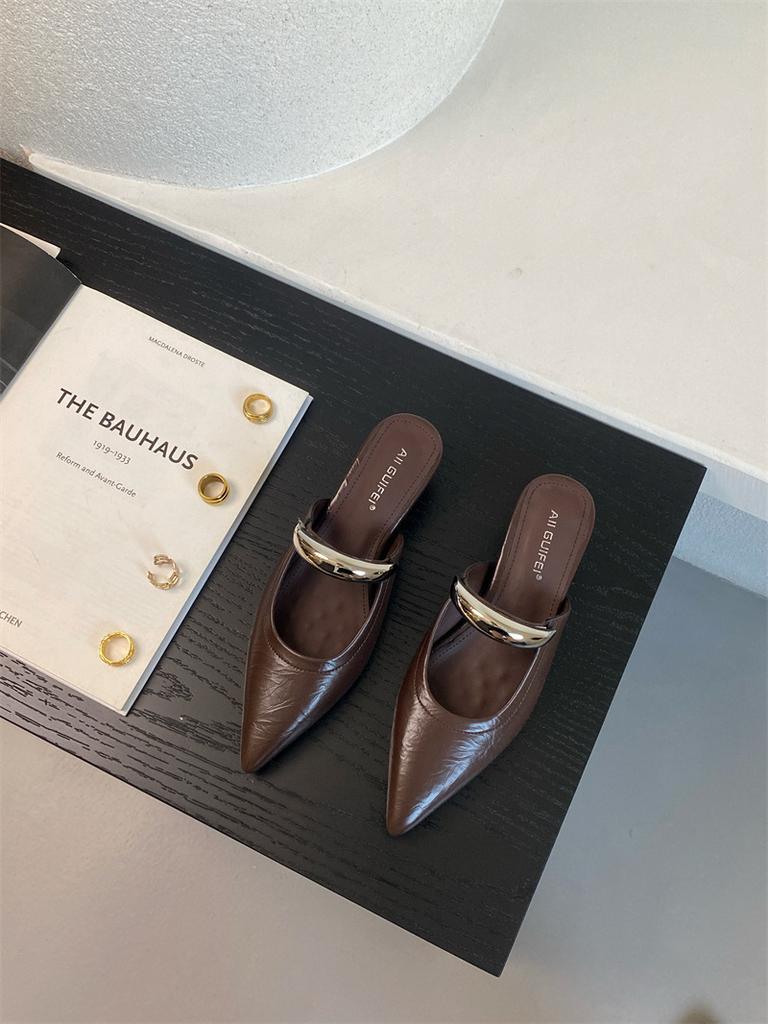 Верхняя одежда 2025 года весна и лето новые ретро классные тапочки женские нишевые высококачественные остроносые тапочки с металлической пряжкой сумка головка танкетка