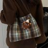 Шерстяная клетчатая сумка для женщин на осень и зиму, новая ретро-сумка для студентов, повседневная сумка большой вместимости на одно плечо подмышкой