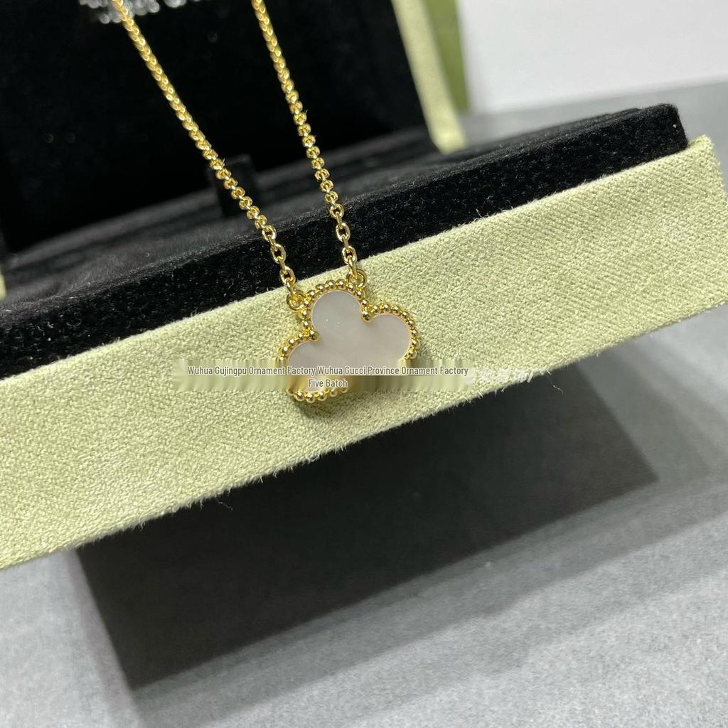 Ожерелье «Четырехлистный клевер» Van Cleef: Золотой кулон с дизайном в виде пяти цветков, с белым перламутром, красным агатом и бриллиантом для женщин.