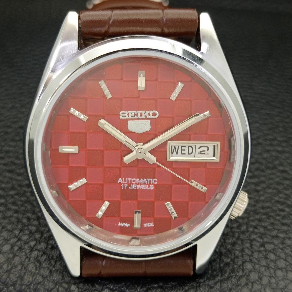 ВОССТАНОВЛЕННЫЕ МУЖСКИЕ ЧАСЫ SEIKO 5 AUTOMATIC, СДЕЛАНО В ЯПОНИИ, КРАСНЫЙ ЦИФЕРБЛАТ, ИЗГОТОВЛЕНЫ НА ЗАКАЗ a440121-2 QV90-a440121