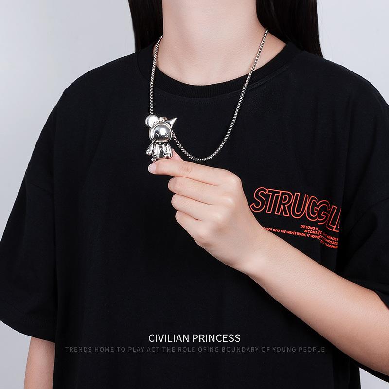 Ожерелье с куклой, двигающейся на ветру, мужская цепочка из титановой стали, не выцветающая, хип-хоп, личность, кулон в виде маленького монстра, женский летний тренд