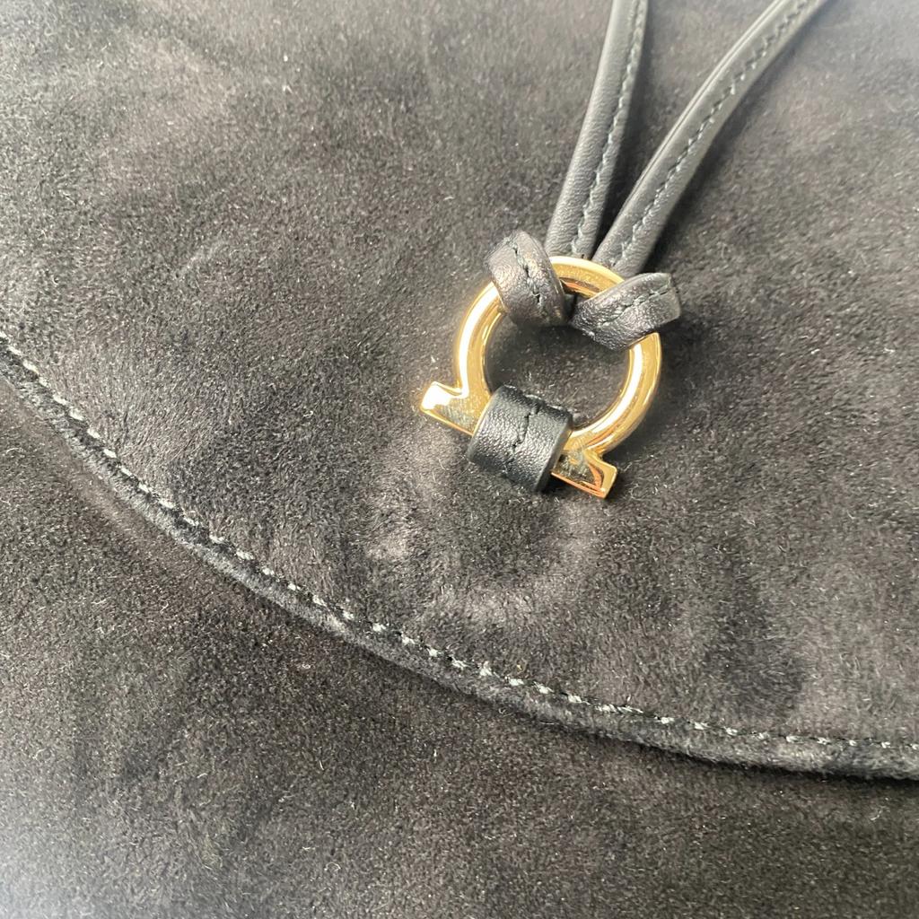 Б/у Сумка на плечо Salvatore Ferragamo черная Замша Женская