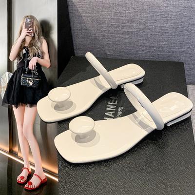 Модные женские тапочки 2024 года, летние босоножки, Т-образные тапочки с защипами на низком каблуке, модные босоножки, однотонная женская обувь