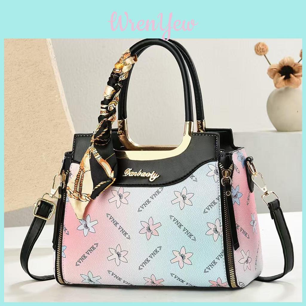 Trendy Crossbody Handbag With Internal Compartments For Casual Outings