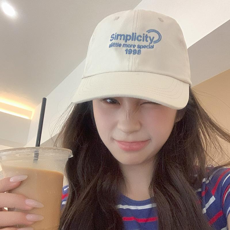 Бейсболка с вышивкой букв Новая корейская бейсболка Женская бейсболка с широкими полями для лица Буквы Защита от солнца Бейсболка