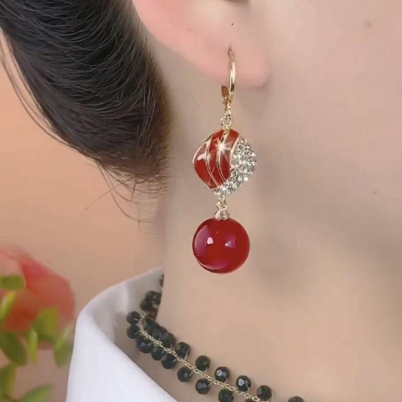 Temperament long red bead earrings, ear buckles for women's 2026 new versatile light luxury earrings, elegant and high-end earrings.