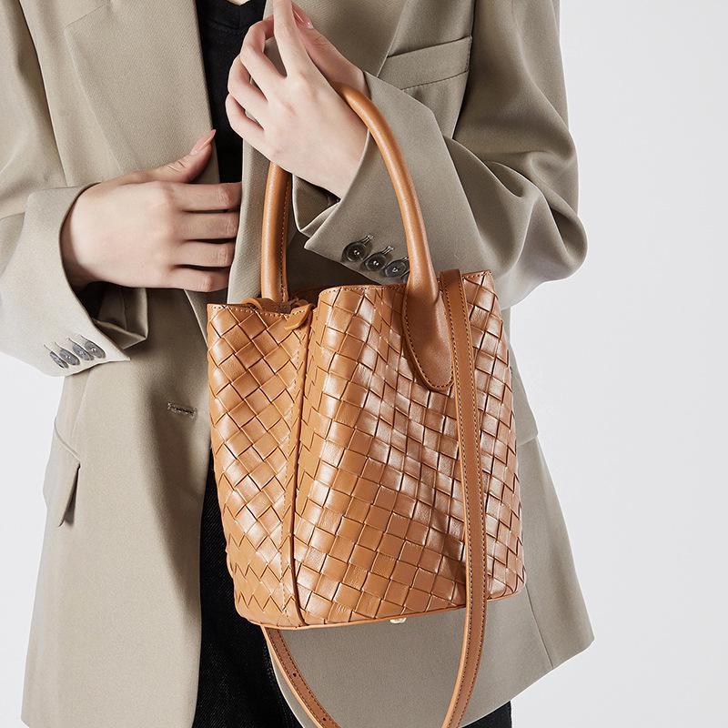 2024 Высококачественные женские универсальные плетеные сумки-ведра из натуральной кожи