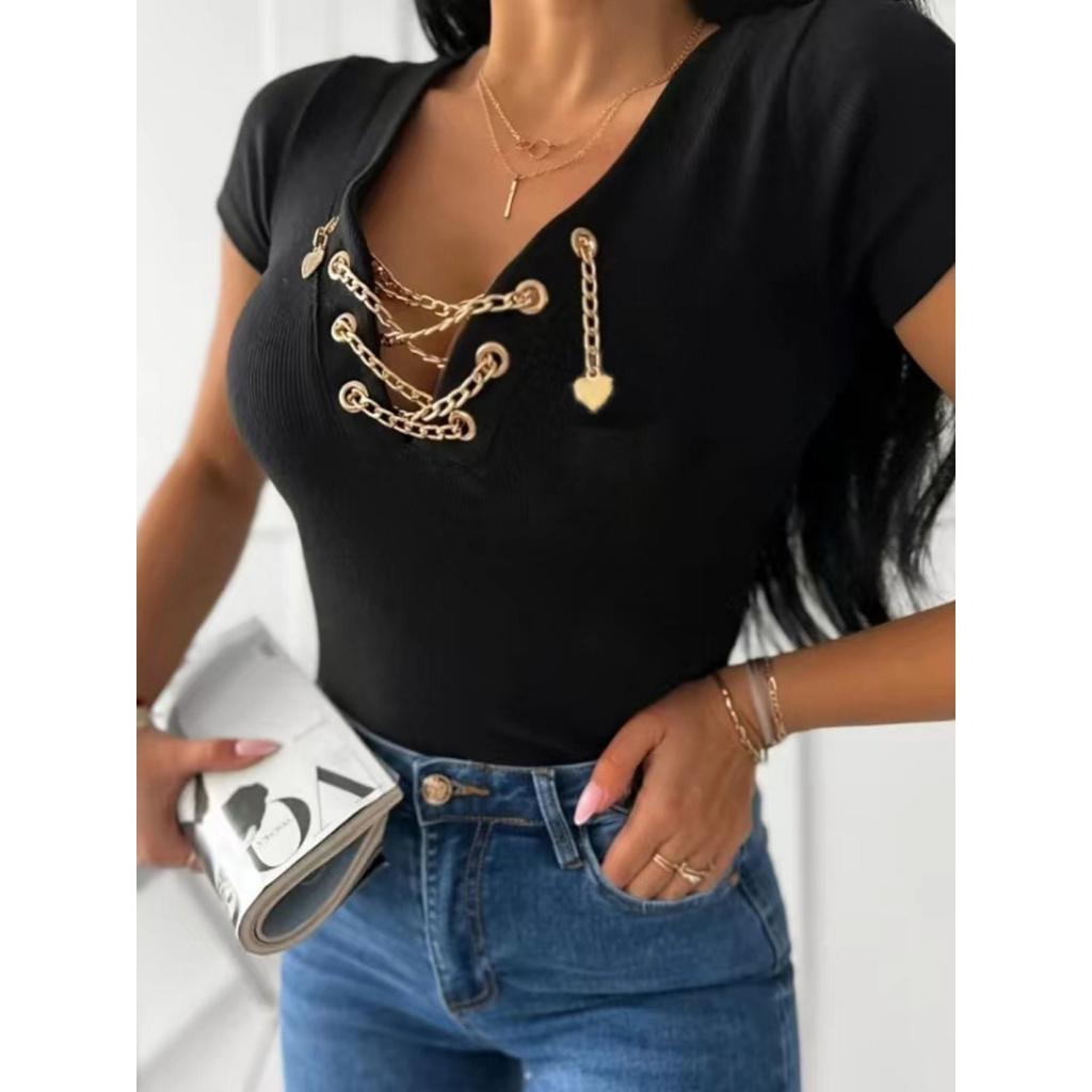 Женская повседневная футболка с V-образным вырезом | Деталь из золотистой металлической цепочки | Приталенный крой, короткий рукав | Машинная стирка и химчистка безопасны | Коллекция весна/лето