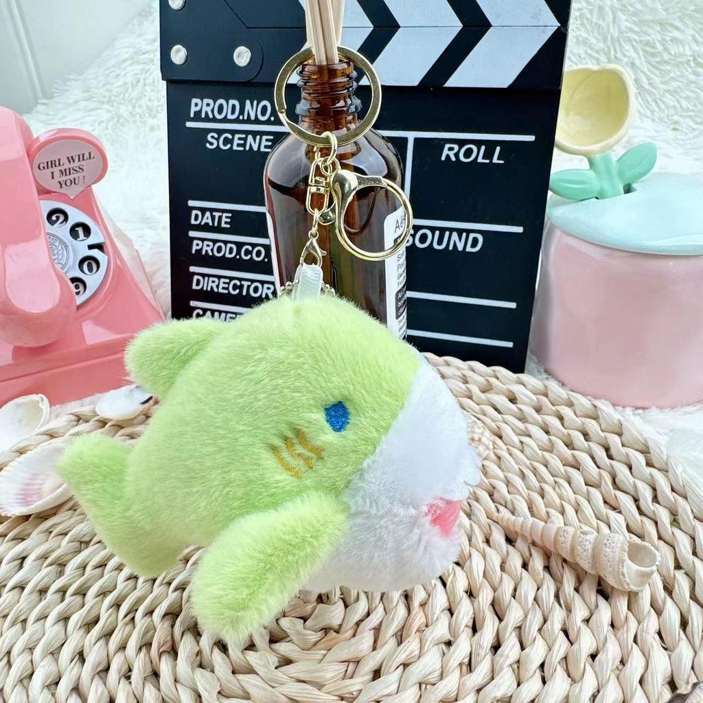 Очаровательный плюшевый брелок-шарм в виде акулы, кусающей руку