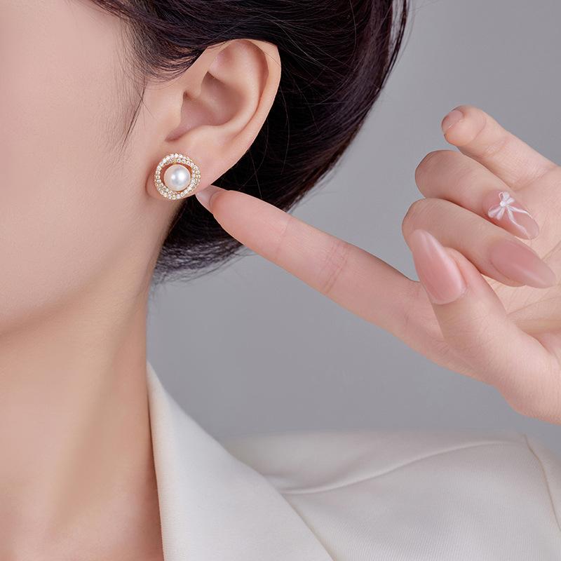 Retro Simple And Small Light Luxury Earrings Women'S 2025 Fashion Stud Earrings High-End Temperament Earrings