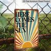 2D плоский, 1 шт. Ретро металлическая настенная табличка "Here Comes The Sun" - Ретро мотивационная цитата Алюминиевая табличка, Декор для помещений/улиц, Подходит для дома